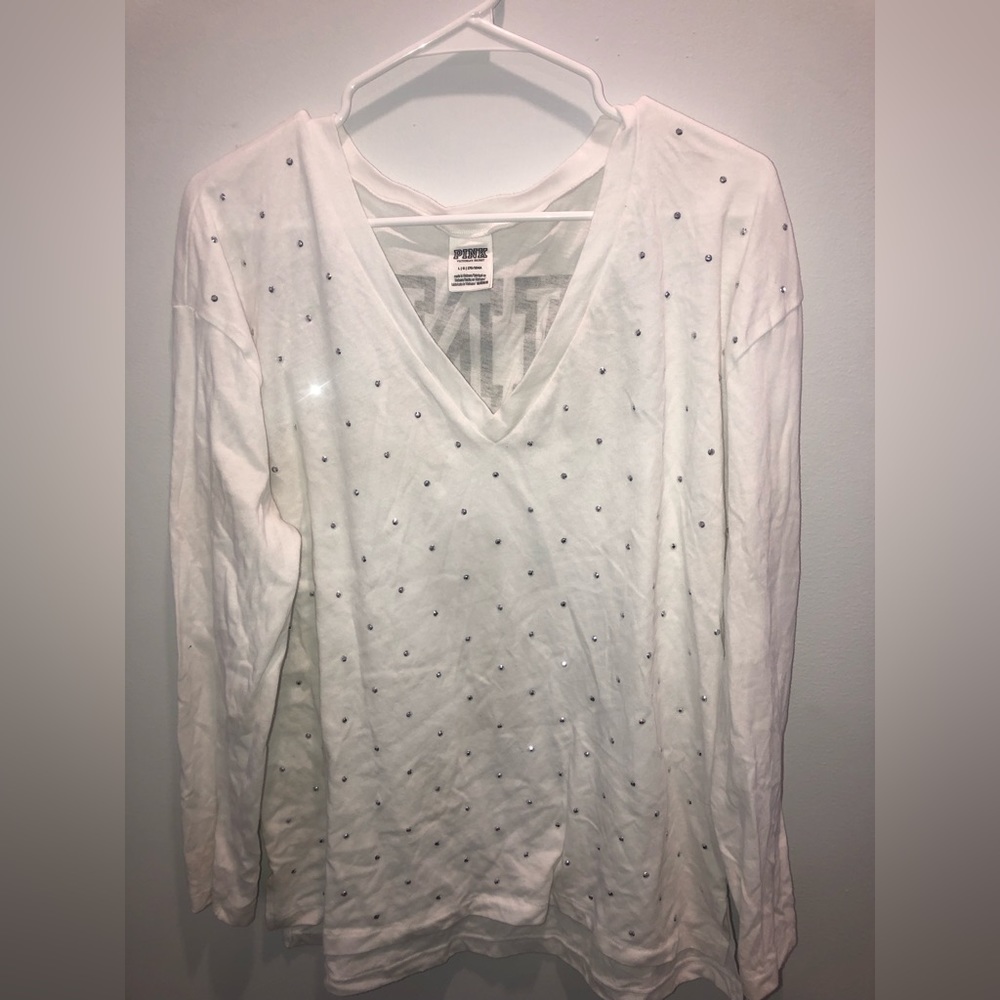 PINK BY VICTORIA’S SECRET WHITE V-NECK FRONT RHINESTONE LONG SLEEVE TOP